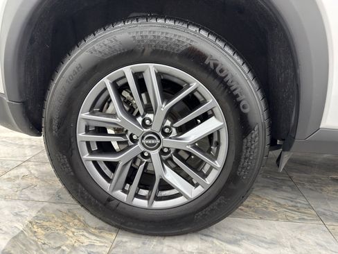 Used 2024 Nissan Rogue S image 11