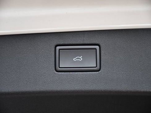 New 2025 Volkswagen Tiguan SE image 26