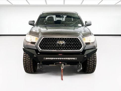 Used 2018 Toyota Tacoma TRD Off-Road image 2