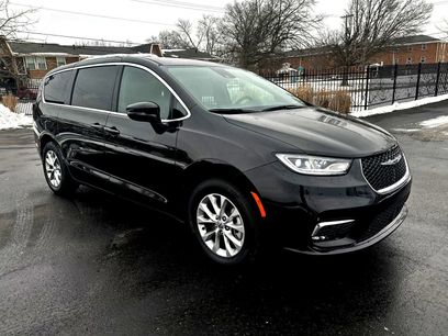 New 2025 Chrysler Pacifica Select
