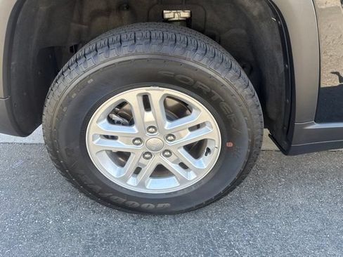 Certified 2023 Jeep Grand Cherokee Laredo AWD/4WD image 31
