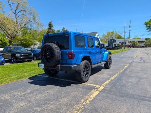 Used 2022 Jeep Wrangler Unlimited Sahara AWD/4WD image 8