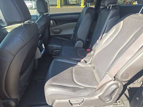 Certified 2025 Kia Carnival FWD image 9