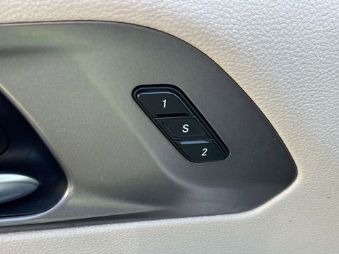 Used 2024 Chrysler Pacifica Touring-L image 16