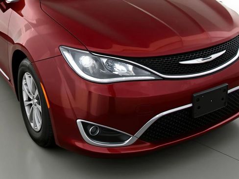 Used 2017 Chrysler Pacifica Touring-L image 11