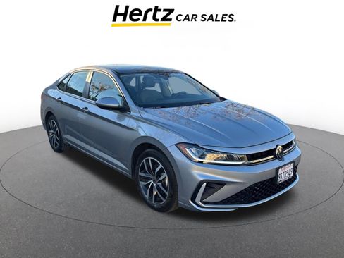 Used 2025 Volkswagen Jetta SE image 1