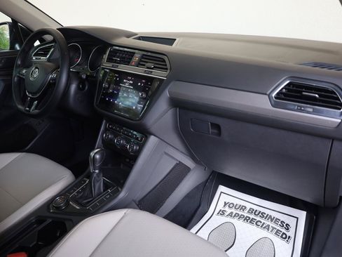 Used 2018 Volkswagen Tiguan SEL AWD/4WD image 30