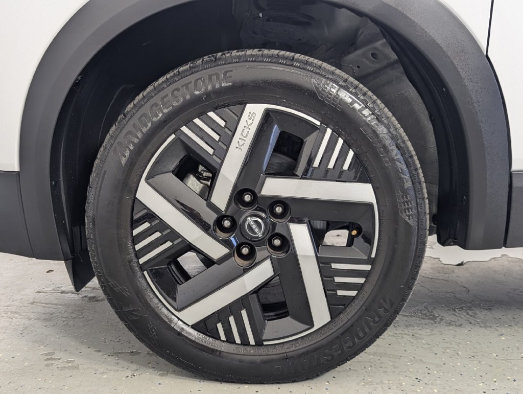 Used 2025 Nissan Kicks SV FWD image 9
