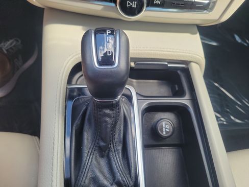 Used 2017 Volvo S90 T6 Momentum w/ Vision Package image 32