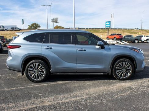 Used 2021 Toyota Highlander Platinum image 2