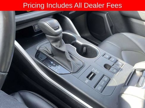 Used 2024 Toyota Highlander XLE AWD/4WD image 36