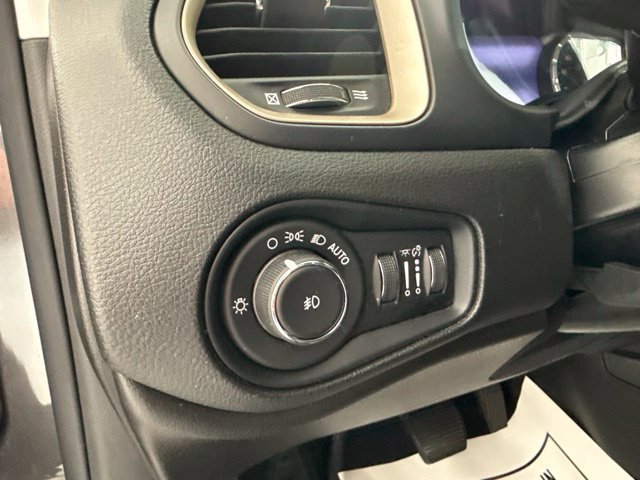 Used 2017 Jeep Renegade Limited FWD image 18