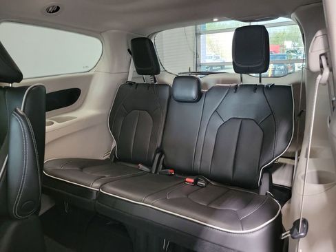 Used 2023 Chrysler Pacifica Limited FWD image 29