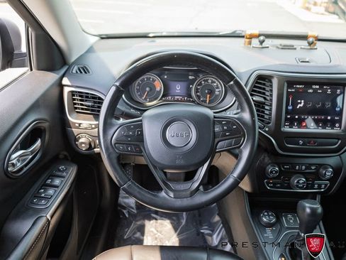 Used 2019 Jeep Cherokee Trailhawk w/ Comfort/Convenience Group AWD/4WD image 2