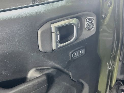 Used 2023 Jeep Gladiator Willys AWD/4WD image 17