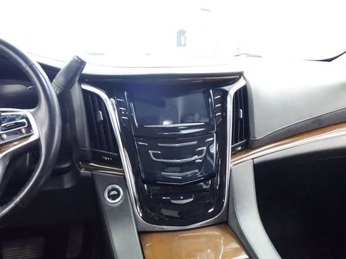 Used 2018 Cadillac Escalade Luxury AWD/4WD image 22