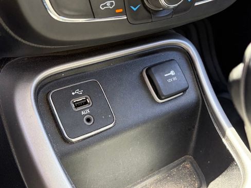 Used 2018 Jeep Compass Latitude w/ Popular Equipment Group FWD image 9