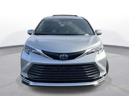 Certified 2025 Toyota Sienna Platinum image 3