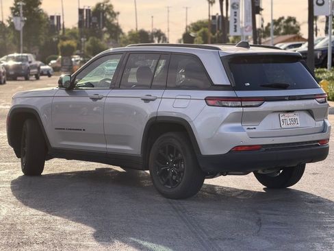 Used 2025 Jeep Grand Cherokee Altitude image 3