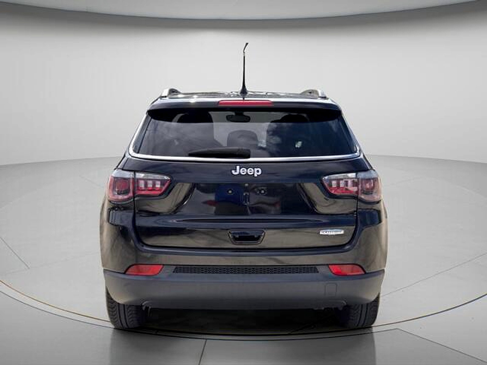 Used 2019 Jeep Compass Latitude FWD image 5