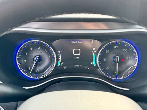 Used 2025 Chrysler Pacifica Select image 22