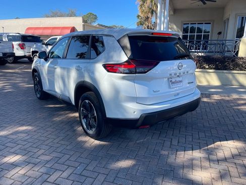 Used 2024 Nissan Rogue SV AWD/4WD image 3