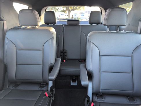 Used 2025 Chevrolet Traverse LT image 23