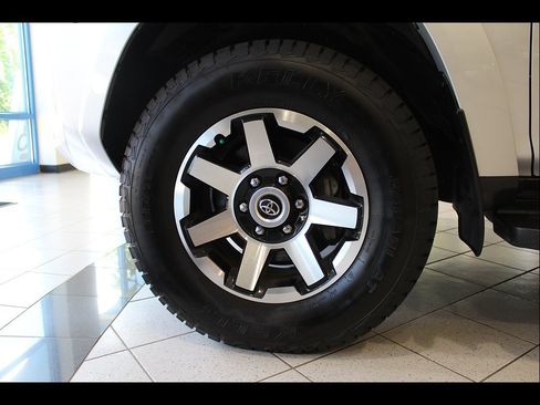 Used 2024 Toyota 4Runner TRD Off-Road Premium AWD/4WD image 9