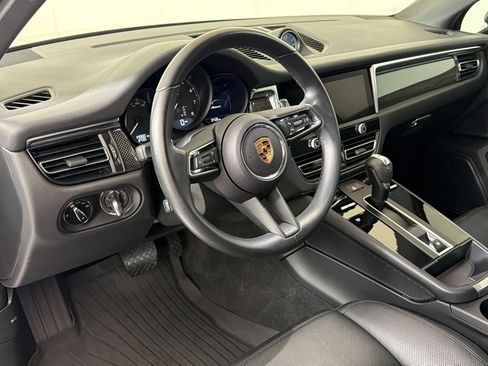 Certified 2024 Porsche Macan AWD/4WD image 4