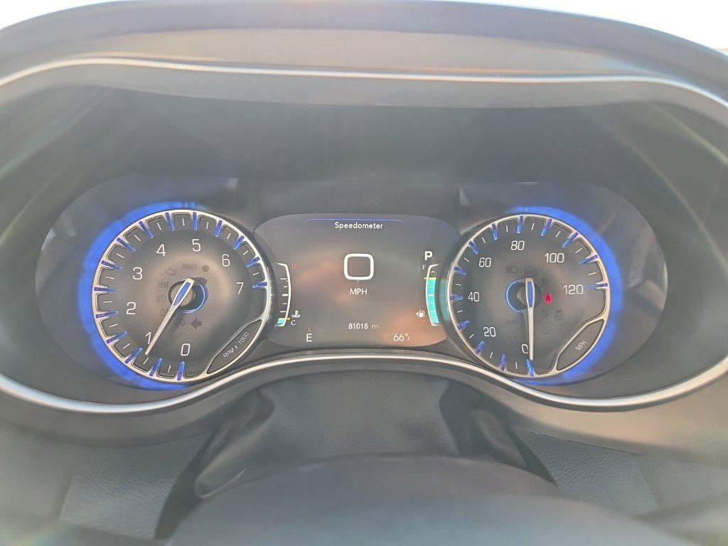 Used 2023 Chrysler Pacifica Touring-L FWD image 11