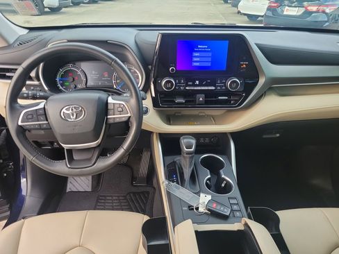 Certified 2023 Toyota Highlander XLE image 23