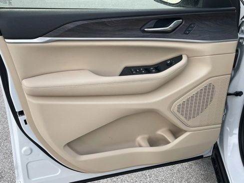 New 2025 Jeep Grand Cherokee Limited image 12