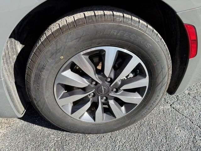 Used 2023 Chrysler Pacifica Touring-L FWD image 10
