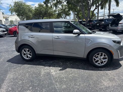 Used 2023 Kia Soul LX w/ Option Group 015 FWD image 5