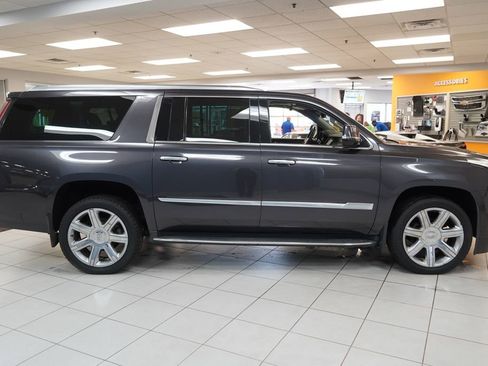Used 2017 Cadillac Escalade ESV Luxury AWD/4WD image 16