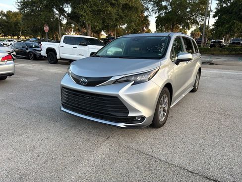 Used 2025 Toyota Sienna XLE FWD image 1
