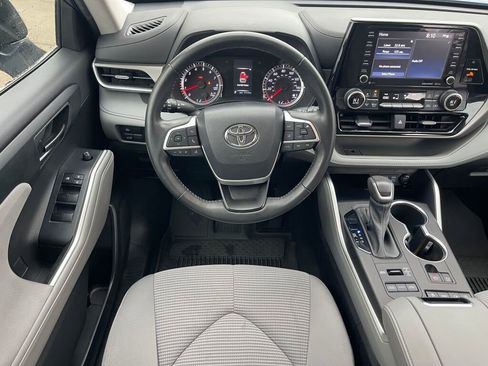 Used 2022 Toyota Highlander LE image 2