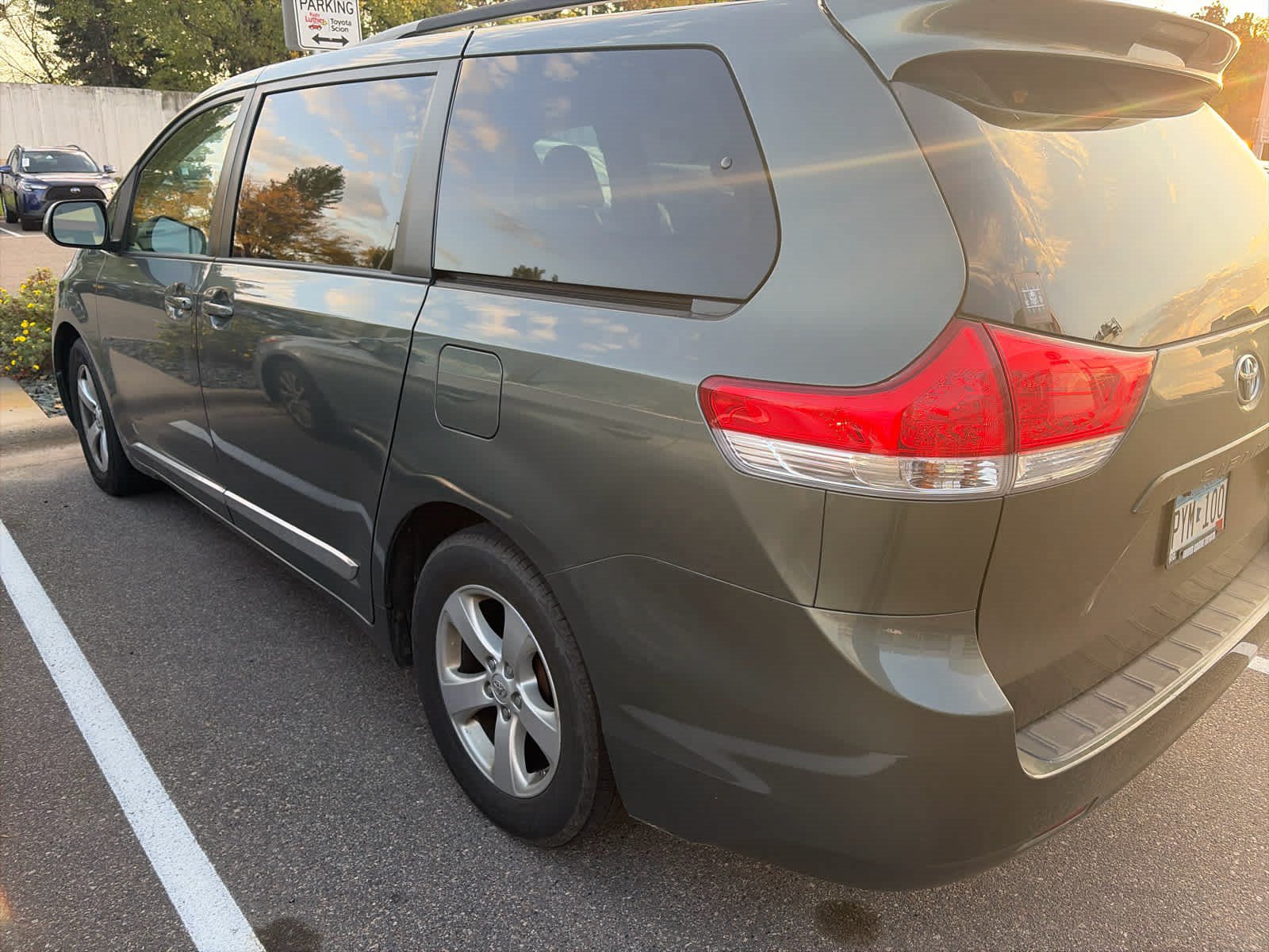 Used 2012 Toyota Sienna LE w/ Towing Pkg FWD image 4