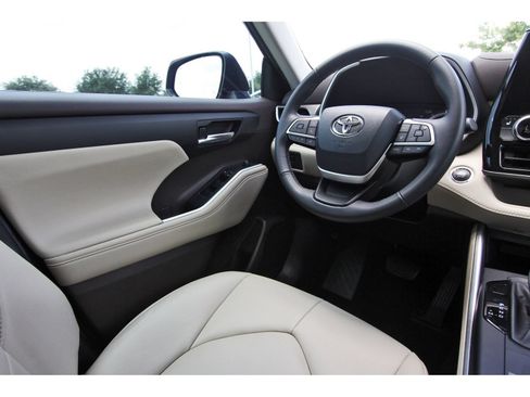Used 2022 Toyota Highlander XLE FWD image 11