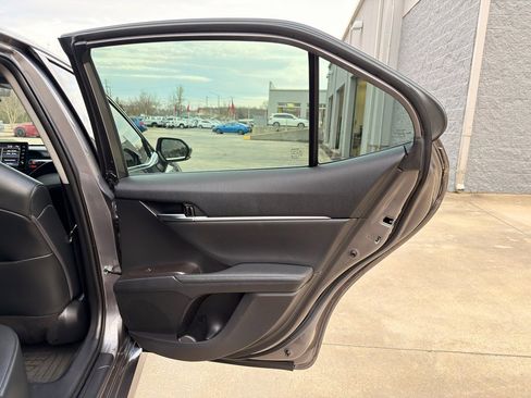 Used 2022 Toyota Camry XLE image 18