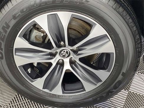 Used 2023 Toyota Highlander XLE image 30