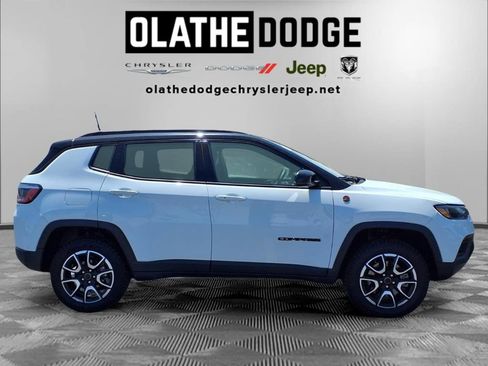Used 2025 Jeep Compass Trailhawk AWD/4WD image 30