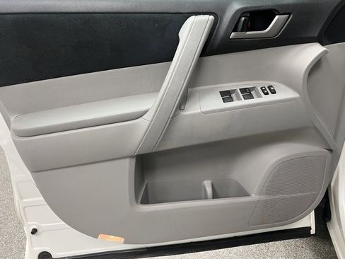 Used 2013 Toyota Highlander Plus image 28