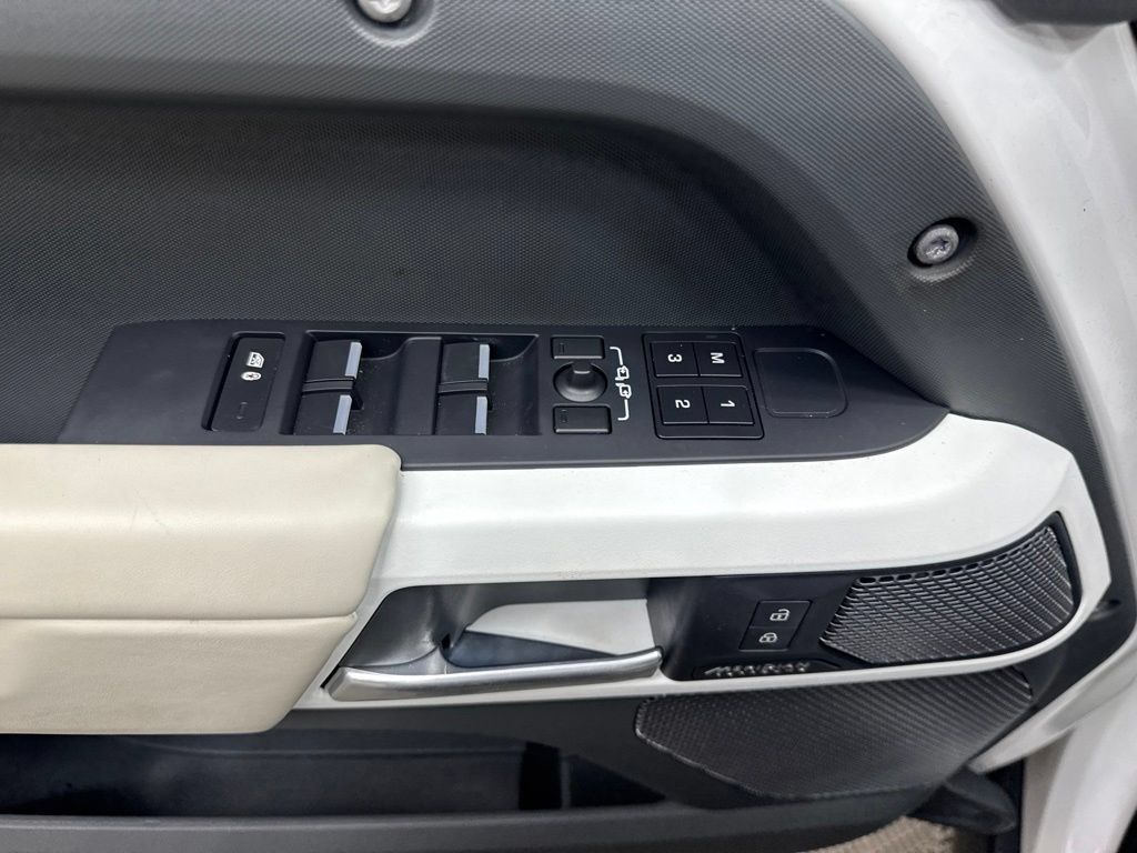 Used 2023 Land Rover Defender 110 SE AWD/4WD image 31
