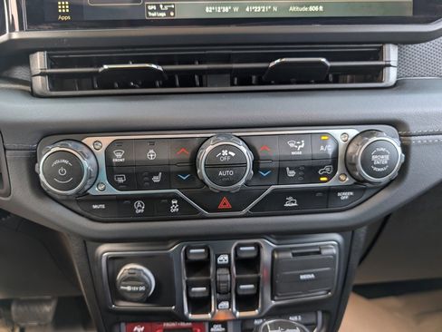 Used 2024 Jeep Wrangler Unlimited Rubicon w/ Capability Package image 33