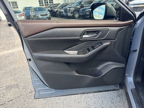 Used 2023 Nissan Rogue SL w/ SL Premium Package image 16