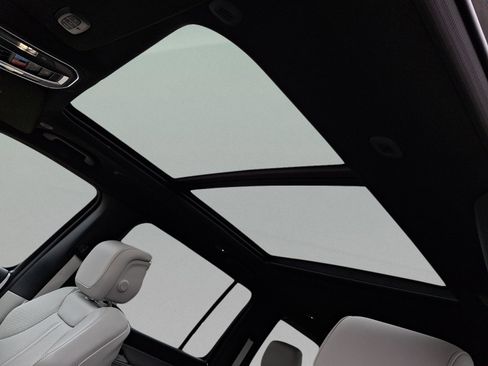 Used 2025 Jeep Wagoneer 4WD w/ Premium Group I image 13