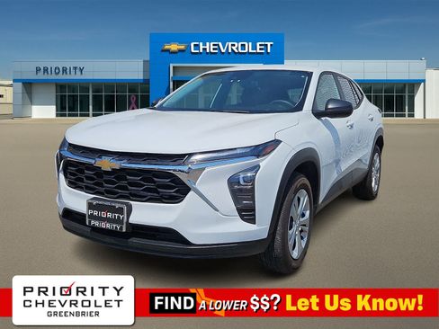 Used 2025 Chevrolet Trax LS FWD image 1