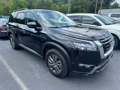 Used 2024 Nissan Pathfinder SV FWD image 3
