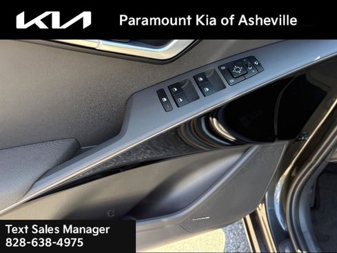 New 2025 Kia Niro SX image 25